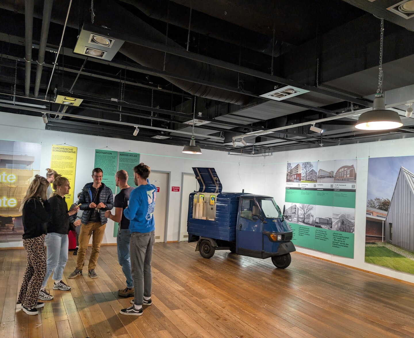 Zapfe! Piaggio Ape im Ausstellungsraum